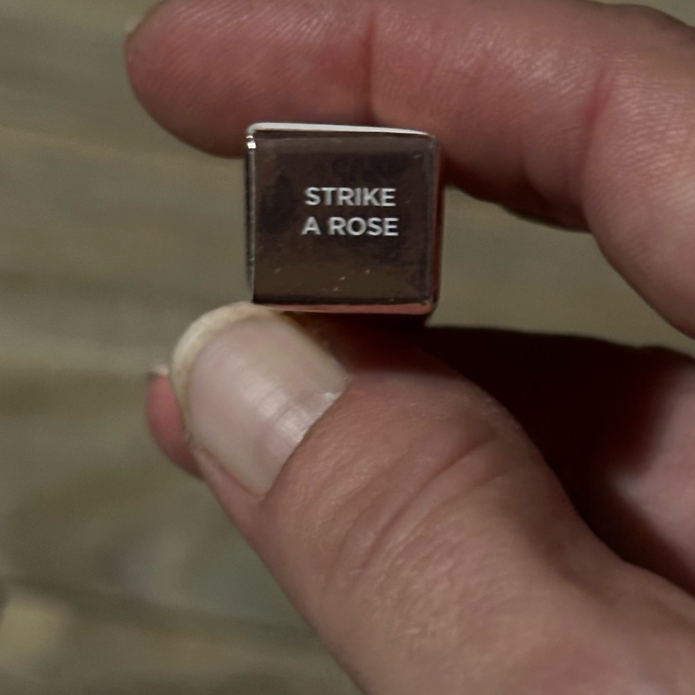 Laura Mercier Caviar Stick Color: Strike a Rose -shimmering
Size 0.05 oz/ 1.64 g - Picture 9 of 15